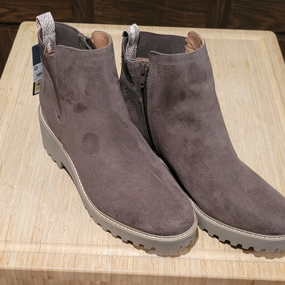 Boots - Picture 3 of 6